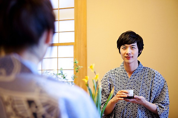 포토 JPG 해외기획촬영 라이프스타일 커플 계절 여자 남자 전통문화 여행 포즈 겨울 일본문화 2010년일본 모션 자연 탁자 휴식 사랑 사람 앉기 동양인 상반신 20대 성인 두명 라이프 마주보기 일본 꽃병 침실 한국인 마시기 차 다기 전통의상 기모노 일본여행 마주앉기 청년만 성인만 국내포토 동양문화 전통 꽃 감정 아시아 문화 음료 외국문화 해외여행 가구 컨셉 관계 인종 청년 생활 다도 일본전통의상 생태계 파일형식