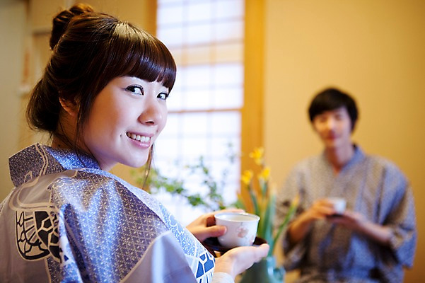 포토 JPG 해외기획촬영 라이프스타일 커플 계절 여자 남자 전통문화 여행 포즈 겨울 일본문화 2010년일본 모션 자연 탁자 휴식 사랑 미소 웃음 사람 앉기 동양인 상반신 20대 성인 두명 라이프 일본 꽃병 침실 한국인 뒤돌아보기 차 다기 전통의상 기모노 일본여행 마주앉기 청년만 성인만 국내포토 동양문화 전통 꽃 감정 아시아 문화 음료 외국문화 해외여행 가구 컨셉 관계 표정 인종 청년 생활 다도 일본전통의상 생태계 파일형식