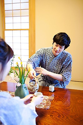 포토 JPG 해외기획촬영 라이프스타일 커플 계절 여자 남자 전통문화 여행 포즈 겨울 일본문화 2010년일본 모션 자연 탁자 휴식 사랑 사람 앉기 동양인 상반신 20대 성인 두명 라이프 일본 꽃병 침실 한국인 붓기 차 다기 전통의상 기모노 일본여행 마주앉기 청년만 성인만 국내포토 동양문화 전통 꽃 감정 아시아 문화 음료 외국문화 해외여행 가구 컨셉 관계 인종 청년 생활 다도 일본전통의상 생태계 파일형식