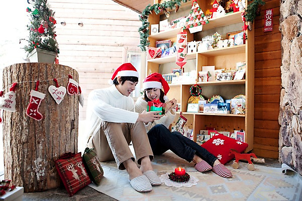 포토 JPG 주간 전신 해외기획촬영 라이프스타일 커플 계절 여자 남자 행복 여행 포즈 프로포즈 크리스마스장식 크리스마스 겨울 초 촛불 산타모자 창문 2010년일본 모션 자연 슬리퍼 실내 선물 사랑 사람 앉기 동양인 20대 성인 두명 라이프 장식 크리스마스트리 일본 다정 한국인 스웨터 일본여행 통나무 장식장 청년만 성인만 국내포토 자연요소 나무 모자_잡화 기념일 감정 아시아 해외여행 가구 신발 컨셉 상의 관계 인종 청년 내부 생활 생태계 파일형식