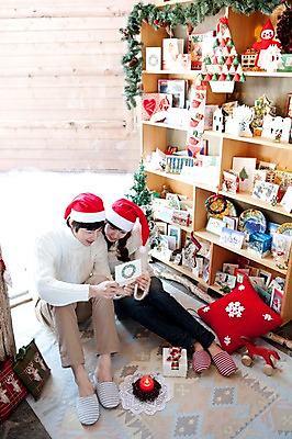 포토 JPG 주간 전신 해외기획촬영 라이프스타일 커플 계절 여자 남자 행복 여행 포즈 크리스마스 겨울 초 촛불 산타모자 창문 2010년일본 모션 자연 슬리퍼 크리스마스카드 실내 사랑 사람 앉기 동양인 20대 성인 두명 라이프 하이앵글 일본 다정 한국인 스웨터 일본여행 장식장 청년만 성인만 국내포토 카드프레임 자연요소 모자_잡화 기념일 감정 아시아 뷰포인트 해외여행 가구 신발 컨셉 상의 관계 카드_감사 프레임 인종 청년 내부 생활 생태계 파일형식