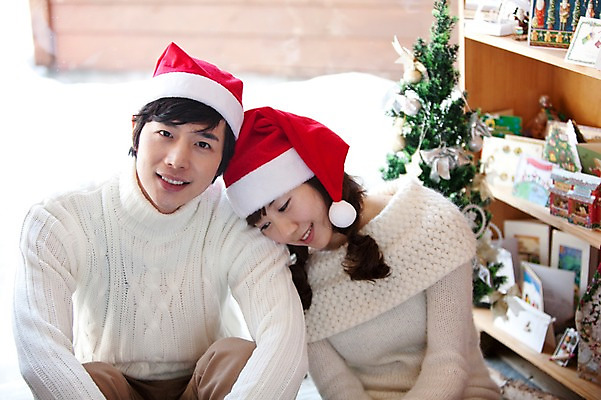 포토 JPG 주간 해외기획촬영 라이프스타일 커플 계절 여자 남자 행복 여행 포즈 크리스마스 겨울 산타모자 2010년일본 모션 자연 실내 사랑 사람 앉기 동양인 20대 성인 두명 라이프 앞모습 크리스마스트리 일본 기댐 다정 한국인 스웨터 일본여행 장식장 청년만 성인만 국내포토 자연요소 모자_잡화 기념일 감정 아시아 뷰포인트 해외여행 가구 컨셉 상의 관계 인종 청년 내부 생활 생태계 파일형식