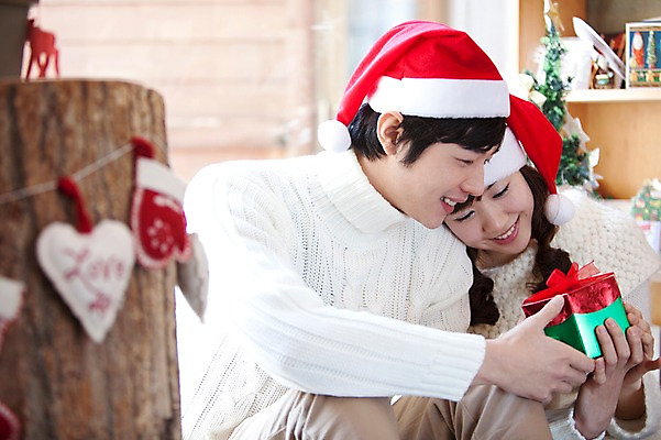 포토 JPG 주간 해외기획촬영 라이프스타일 커플 계절 여자 남자 행복 여행 포즈 프로포즈 크리스마스 겨울 산타모자 2010년일본 모션 자연 실내 선물 사랑 사람 앉기 동양인 이벤트 상반신 20대 성인 두명 라이프 일본 기댐 다정 한국인 스웨터 일본여행 장식장 청년만 성인만 국내포토 자연요소 모자_잡화 기념일 감정 아시아 해외여행 가구 컨셉 상의 관계 인종 청년 내부 생활 생태계 파일형식