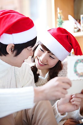 포토 JPG 주간 해외기획촬영 라이프스타일 커플 계절 여자 남자 행복 여행 포즈 크리스마스 겨울 산타모자 2010년일본 모션 자연 크리스마스카드 실내 사랑 사람 앉기 동양인 20대 성인 두명 라이프 마주보기 일본 다정 한국인 스웨터 일본여행 청년만 성인만 국내포토 카드프레임 자연요소 모자_잡화 기념일 감정 아시아 해외여행 컨셉 상의 관계 카드_감사 프레임 인종 청년 내부 생활 생태계 파일형식