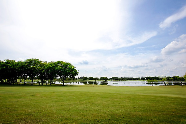 포토 JPG 주간 나무 식물 구름 해외기획촬영 해외 2010년태국 스포츠용품 스포츠 골프 스포츠시설 골프장 필드 하늘 레저 풍경 사람없음 야외 초록색 레포츠 구기 연못 국내포토 자연요소 컬러 오브젝트 시설 파일형식