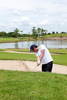 포토 JPG 주간 나무 식물 구름 해외기획촬영 해외 남자 2010년태국 모래 스포츠용품 스포츠 골프 스포츠시설 골프장 필드 하늘 레저 골프용품 골프클럽 한명 들기 사람 동양인 성인 야외 초록색 레포츠 구기 골프채 한국인 연못 벙커 골퍼 남자만 남자한명만 성인남자만 성인만 국내포토 자연요소 1 컬러 모션 운동선수 인종 오브젝트 시설 파일형식