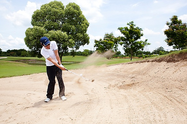 포토 JPG 주간 나무 식물 구름 해외기획촬영 해외 남자 2010년태국 모래 스포츠용품 스포츠 골프 스포츠시설 골프장 필드 하늘 레저 골프공 골프용품 골프클럽 한명 들기 사람 동양인 성인 야외 초록색 레포츠 구기 골프채 한국인 벙커 골퍼 스윙 샷 남자만 남자한명만 성인남자만 성인만 국내포토 자연요소 1 컬러 포즈 공 모션 자세 운동선수 인종 오브젝트 시설 파일형식