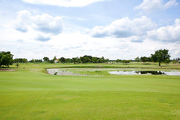 포토 JPG 주간 나무 식물 구름 해외기획촬영 해외 2010년태국 스포츠용품 스포츠 골프 스포츠시설 골프장 필드 하늘 레저 풍경 사람없음 야외 초록색 레포츠 구기 연못 국내포토 자연요소 컬러 오브젝트 시설 파일형식