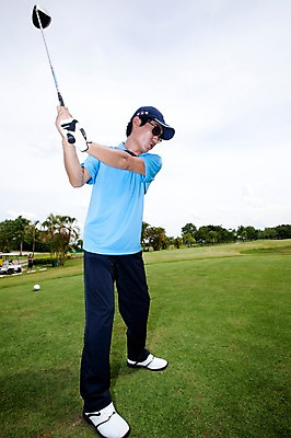 포토 JPG 주간 나무 식물 해외기획촬영 해외 남자 2010년태국 스포츠용품 스포츠 골프 스포츠시설 골프장 필드 하늘 레저 골프용품 골프클럽 한명 들기 사람 동양인 성인 야외 초록색 레포츠 구기 골프채 한국인 골퍼 스윙 샷 골프장갑 남자만 남자한명만 성인남자만 성인만 국내포토 자연요소 1 컬러 포즈 장갑 모션 자세 운동선수 인종 오브젝트 시설 파일형식