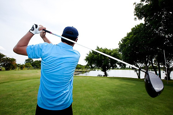 포토 JPG 주간 나무 식물 해외기획촬영 해외 남자 2010년태국 스포츠용품 스포츠 골프 스포츠시설 골프장 필드 레저 골프용품 골프클럽 한명 들기 사람 동양인 성인 야외 초록색 레포츠 구기 골프채 한국인 연못 골퍼 스윙 샷 골프장갑 남자만 남자한명만 성인남자만 성인만 국내포토 자연요소 1 컬러 포즈 장갑 모션 자세 운동선수 인종 오브젝트 시설 파일형식