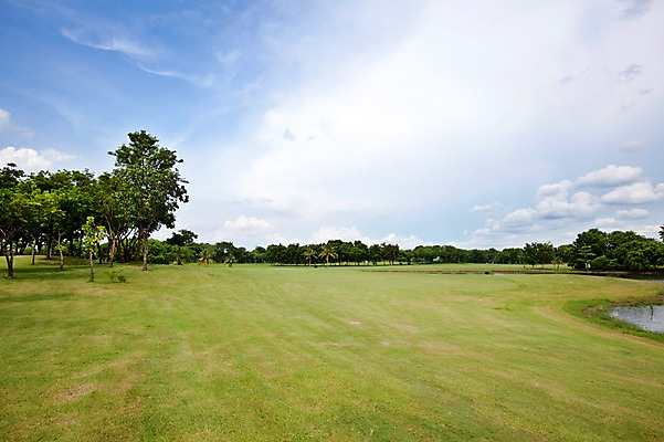 포토 JPG 주간 나무 식물 구름 해외기획촬영 해외 2010년태국 스포츠용품 스포츠 골프 스포츠시설 골프장 필드 하늘 레저 풍경 사람없음 야외 초록색 레포츠 구기 국내포토 자연요소 컬러 오브젝트 시설 파일형식