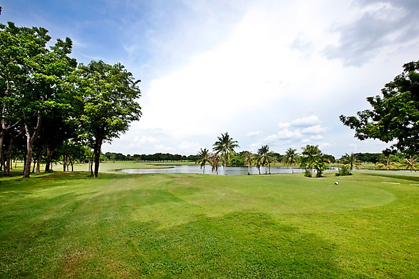 포토 JPG 주간 나무 식물 구름 해외기획촬영 해외 2010년태국 스포츠용품 스포츠 골프 스포츠시설 골프장 필드 하늘 레저 풍경 사람없음 야외 초록색 레포츠 구기 연못 국내포토 자연요소 컬러 오브젝트 시설 파일형식