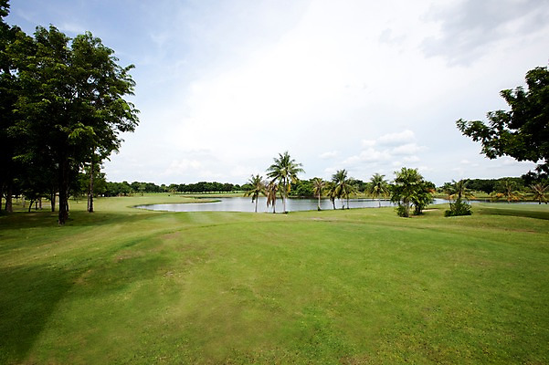 포토 JPG 주간 나무 식물 구름 해외기획촬영 해외 2010년태국 스포츠용품 스포츠 골프 스포츠시설 골프장 필드 하늘 레저 풍경 사람없음 야외 초록색 레포츠 구기 연못 국내포토 자연요소 컬러 오브젝트 시설 파일형식