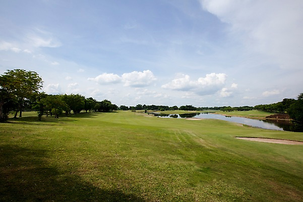 포토 JPG 주간 나무 식물 구름 해외기획촬영 해외 2010년태국 스포츠용품 스포츠 골프 스포츠시설 골프장 필드 하늘 레저 골프용품 풍경 사람없음 야외 초록색 레포츠 구기 연못 국내포토 자연요소 컬러 오브젝트 시설 파일형식