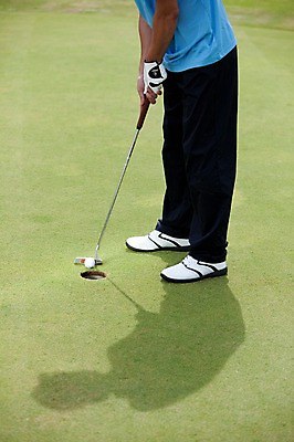 포토 JPG 주간 해외기획촬영 해외 남자 2010년태국 스포츠용품 스포츠 골프 스포츠시설 골프장 필드 레저 골프공 골프용품 골프클럽 그림자 한명 들기 사람 동양인 성인 야외 초록색 레포츠 구기 골프채 한국인 골퍼 스윙 샷 남자만 남자한명만 성인남자만 성인만 국내포토 자연요소 1 컬러 포즈 공 모션 자세 운동선수 인종 오브젝트 시설 파일형식