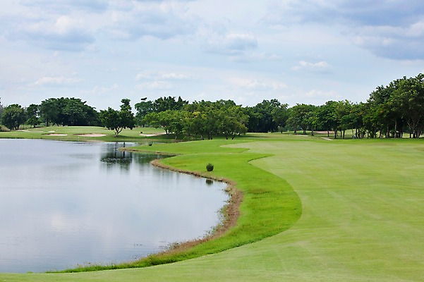 포토 JPG 주간 나무 식물 구름 해외기획촬영 해외 2010년태국 스포츠용품 스포츠 골프 스포츠시설 골프장 필드 하늘 레저 풍경 사람없음 야외 초록색 레포츠 구기 연못 국내포토 자연요소 컬러 오브젝트 시설 파일형식