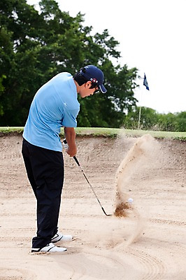 포토 JPG 주간 나무 식물 해외기획촬영 해외 남자 2010년태국 모래 스포츠용품 스포츠 골프 스포츠시설 골프장 필드 레저 골프공 골프용품 골프클럽 한명 들기 사람 동양인 성인 야외 초록색 레포츠 구기 골프채 한국인 벙커 골퍼 스윙 샷 남자만 남자한명만 성인남자만 성인만 국내포토 자연요소 1 컬러 포즈 공 모션 자세 운동선수 인종 오브젝트 시설 파일형식