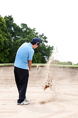 포토 JPG 주간 나무 식물 해외기획촬영 해외 남자 2010년태국 모래 스포츠용품 스포츠 골프 스포츠시설 골프장 필드 레저 골프공 골프용품 골프클럽 한명 들기 사람 동양인 성인 야외 초록색 레포츠 구기 골프채 한국인 벙커 골퍼 스윙 샷 남자만 남자한명만 성인남자만 성인만 국내포토 자연요소 1 컬러 포즈 공 모션 자세 운동선수 인종 오브젝트 시설 파일형식