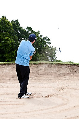 포토 JPG 주간 나무 식물 해외기획촬영 해외 남자 2010년태국 모래 스포츠용품 스포츠 골프 스포츠시설 골프장 필드 레저 골프공 골프용품 골프클럽 한명 들기 사람 동양인 성인 야외 초록색 레포츠 구기 골프채 한국인 벙커 골퍼 스윙 샷 남자만 남자한명만 성인남자만 성인만 국내포토 자연요소 1 컬러 포즈 공 모션 자세 운동선수 인종 오브젝트 시설 파일형식