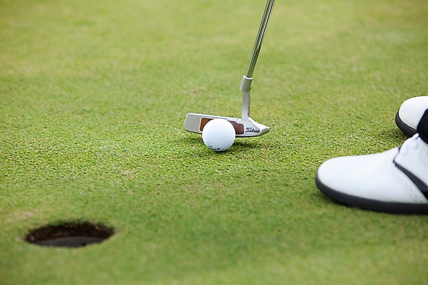 포토 JPG 주간 해외기획촬영 해외 남자 2010년태국 스포츠용품 스포츠 골프 스포츠시설 골프장 필드 레저 골프공 골프용품 골프클럽 한명 사람 성인 야외 초록색 레포츠 구기 골프채 골퍼 스윙 샷 남자만 남자한명만 성인남자만 성인만 국내포토 자연요소 1 컬러 포즈 공 자세 운동선수 오브젝트 시설 파일형식