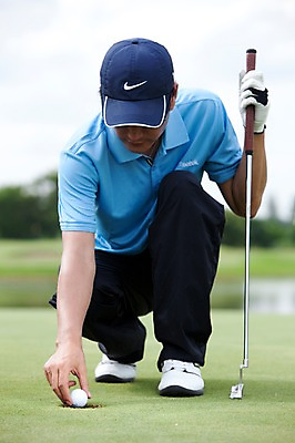 포토 JPG 주간 해외기획촬영 해외 남자 2010년태국 스포츠용품 스포츠 골프 스포츠시설 골프장 필드 레저 골프공 골프용품 골프클럽 한명 들기 사람 동양인 손짓 성인 야외 초록색 레포츠 구기 골프채 한국인 골퍼 남자만 남자한명만 성인남자만 성인만 국내포토 자연요소 1 컬러 공 모션 운동선수 인종 오브젝트 시설 파일형식