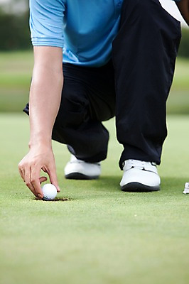 포토 JPG 주간 해외기획촬영 해외 손 남자 2010년태국 스포츠용품 스포츠 골프 스포츠시설 골프장 필드 레저 골프공 골프용품 골프클럽 한명 들기 사람 동양인 손짓 성인 야외 신체부위 초록색 레포츠 구기 골프채 한국인 골퍼 성인만 국내포토 자연요소 1 컬러 공 모션 운동선수 인종 오브젝트 시설 파일형식