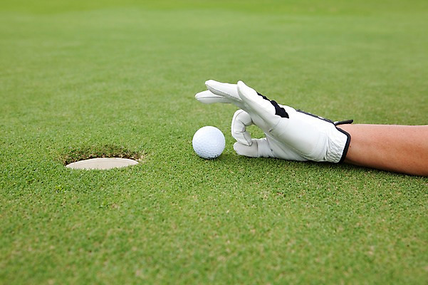 포토 JPG 주간 해외기획촬영 해외 손 남자 2010년태국 스포츠용품 스포츠 골프 스포츠시설 골프장 필드 레저 골프공 골프용품 한명 사람 손짓 잔디 성인 야외 신체부위 초록색 레포츠 구기 골퍼 골프장갑 성인만 국내포토 자연요소 식물 1 컬러 장갑 공 모션 운동선수 오브젝트 시설 파일형식