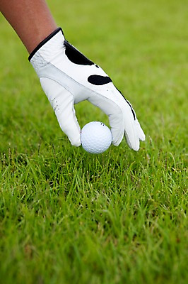 포토 JPG 주간 해외기획촬영 해외 손 남자 2010년태국 스포츠용품 스포츠 장갑 골프 스포츠시설 골프장 필드 레저 골프공 골프용품 한명 들기 사람 손짓 잔디 성인 야외 신체부위 초록색 레포츠 구기 골퍼 골프장갑 성인만 국내포토 자연요소 식물 1 잡화 컬러 공 모션 운동선수 오브젝트 시설 파일형식