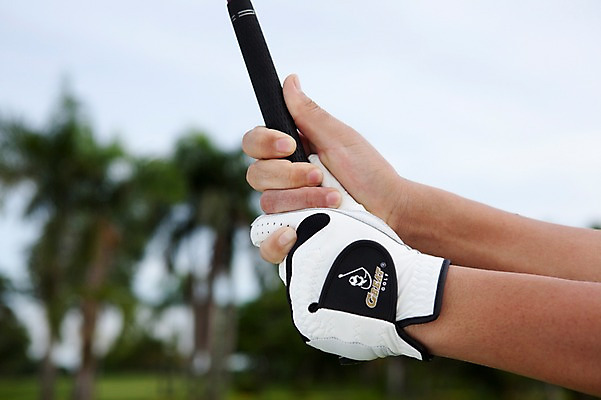 포토 JPG 주간 해외기획촬영 해외 손 남자 2010년태국 스포츠용품 스포츠 골프 스포츠시설 골프장 레저 골프용품 골프클럽 한명 들기 사람 손짓 성인 야외 신체부위 레포츠 구기 골프채 골퍼 골프장갑 성인만 국내포토 자연요소 1 장갑 모션 운동선수 오브젝트 시설 파일형식