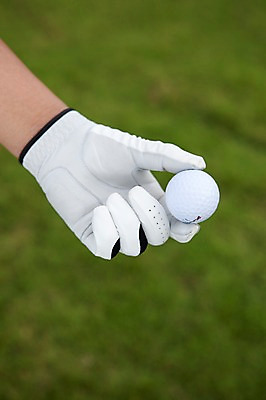 포토 JPG 주간 해외기획촬영 해외 손 남자 2010년태국 스포츠용품 스포츠 골프 스포츠시설 골프장 필드 레저 골프공 골프용품 한명 들기 사람 손짓 성인 야외 신체부위 초록색 레포츠 구기 골퍼 골프장갑 성인만 국내포토 자연요소 1 컬러 장갑 공 모션 운동선수 오브젝트 시설 파일형식