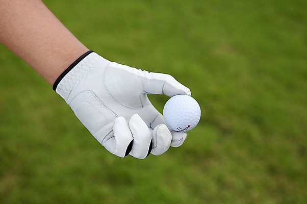 포토 JPG 주간 해외기획촬영 해외 손 남자 2010년태국 스포츠용품 스포츠 골프 스포츠시설 골프장 필드 레저 골프공 골프용품 한명 들기 사람 손짓 성인 야외 신체부위 초록색 레포츠 구기 골퍼 골프장갑 성인만 국내포토 자연요소 1 컬러 장갑 공 모션 운동선수 오브젝트 시설 파일형식