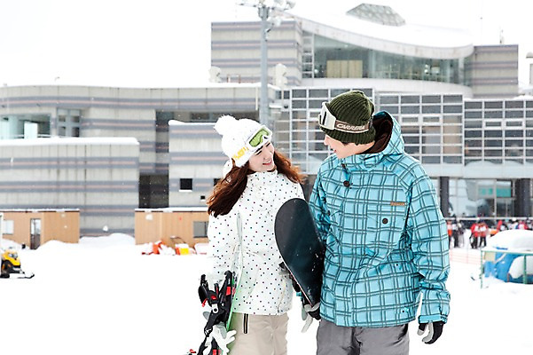 포토 JPG 해외기획촬영 라이프스타일 커플 계절 여자 남자 행복 스포츠용품 스포츠 여행 포즈 겨울 스포츠시설 2010년일본 모션 자연 레저 겨울스포츠 스키장 고글 사랑 미소 웃음 사람 동양인 20대 성인 두명 건물 라이프 레포츠 설원 일본 다정 장비 한국인 스노우보드 보드 일본여행 레포츠용품 스키복 보드장비 청년만 성인만 국내포토 건축물 옷 감정 아시아 해외여행 컨셉 관계 스키 눈_날씨 표정 인종 청년 생활 보드_스포츠 오브젝트 시설 생태계 파일형식