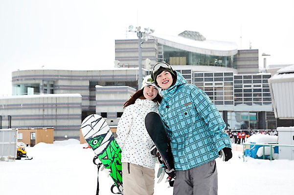 포토 JPG 해외기획촬영 라이프스타일 커플 계절 여자 남자 행복 스포츠용품 스포츠 여행 포즈 겨울 스포츠시설 2010년일본 모션 자연 레저 겨울스포츠 스키장 사랑 미소 웃음 사람 동양인 20대 성인 두명 건물 라이프 레포츠 설원 일본 다정 장비 한국인 스노우보드 보드 일본여행 레포츠용품 스키복 보드장비 청년만 성인만 국내포토 건축물 옷 감정 아시아 해외여행 컨셉 관계 스키 눈_날씨 표정 인종 청년 생활 보드_스포츠 오브젝트 시설 생태계 파일형식