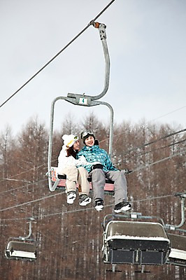포토 JPG 나무 식물 해외기획촬영 라이프스타일 커플 계절 여자 남자 행복 스포츠 여행 포즈 겨울 스포츠시설 2010년일본 모션 자연 레저 겨울스포츠 스키장 사랑 미소 웃음 사람 앉기 동양인 20대 성인 두명 라이프 레포츠 일본 다정 한국인 일본여행 스키복 리프트 청년만 성인만 국내포토 옷 감정 아시아 해외여행 컨셉 관계 스키 표정 인종 청년 생활 시설 생태계 파일형식