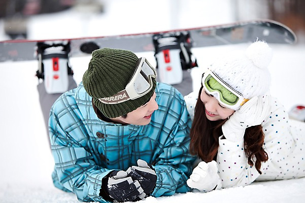 포토 JPG 해외기획촬영 라이프스타일 커플 계절 여자 남자 행복 엎드리기 스포츠용품 스포츠 여행 포즈 겨울 스포츠시설 2010년일본 모션 자연 레저 겨울스포츠 스키장 사랑 미소 웃음 사람 동양인 20대 성인 두명 라이프 레포츠 설원 일본 다정 장비 한국인 스노우보드 보드 일본여행 레포츠용품 스키복 보드장비 청년만 성인만 국내포토 옷 감정 아시아 해외여행 컨셉 관계 스키 눈_날씨 표정 인종 청년 생활 보드_스포츠 오브젝트 시설 생태계 파일형식