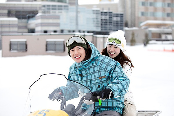 포토 JPG 해외기획촬영 라이프스타일 커플 계절 여자 남자 행복 스포츠 여행 포즈 겨울 스포츠시설 2010년일본 모션 자연 레저 겨울스포츠 스키장 사랑 미소 웃음 사람 동양인 20대 성인 두명 건물 라이프 레포츠 설원 일본 다정 한국인 일본여행 스노모빌 청년만 성인만 국내포토 건축물 감정 아시아 해외여행 컨셉 관계 눈_날씨 표정 인종 청년 생활 시설 생태계 파일형식