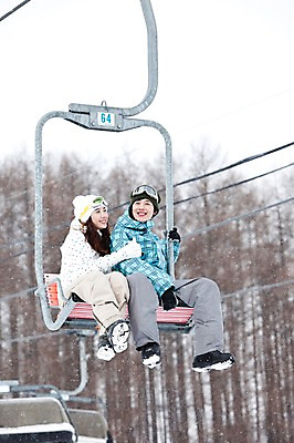 포토 JPG 나무 식물 해외기획촬영 라이프스타일 커플 계절 여자 남자 행복 스포츠 여행 포즈 겨울 스포츠시설 2010년일본 모션 자연 레저 겨울스포츠 스키장 사랑 미소 웃음 사람 앉기 동양인 20대 성인 두명 라이프 레포츠 일본 다정 한국인 일본여행 스키복 리프트 청년만 성인만 국내포토 옷 감정 아시아 해외여행 컨셉 관계 스키 표정 인종 청년 생활 시설 생태계 파일형식