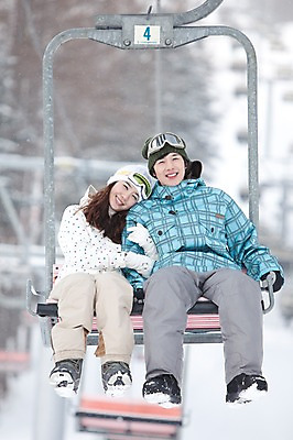 포토 JPG 나무 식물 해외기획촬영 라이프스타일 커플 계절 여자 남자 행복 스포츠 여행 포즈 겨울 스포츠시설 2010년일본 모션 자연 레저 겨울스포츠 스키장 사랑 미소 웃음 사람 앉기 동양인 20대 성인 두명 라이프 레포츠 일본 다정 한국인 일본여행 스키복 리프트 청년만 성인만 국내포토 옷 감정 아시아 해외여행 컨셉 관계 스키 표정 인종 청년 생활 시설 생태계 파일형식