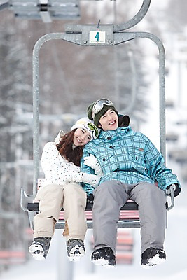 포토 JPG 나무 식물 해외기획촬영 라이프스타일 커플 계절 여자 남자 행복 스포츠 여행 포즈 겨울 스포츠시설 2010년일본 모션 자연 레저 겨울스포츠 스키장 사랑 미소 웃음 사람 앉기 동양인 20대 성인 두명 라이프 레포츠 일본 다정 한국인 일본여행 스키복 리프트 청년만 성인만 국내포토 옷 감정 아시아 해외여행 컨셉 관계 스키 표정 인종 청년 생활 시설 생태계 파일형식