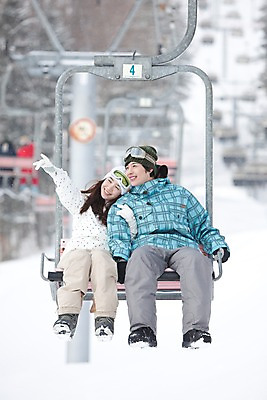 포토 JPG 나무 식물 해외기획촬영 라이프스타일 커플 계절 여자 남자 행복 스포츠 여행 포즈 겨울 스포츠시설 2010년일본 모션 자연 레저 겨울스포츠 스키장 사랑 미소 웃음 사람 앉기 동양인 20대 성인 두명 라이프 레포츠 일본 다정 한국인 일본여행 스키복 리프트 청년만 성인만 국내포토 옷 감정 아시아 해외여행 컨셉 관계 스키 표정 인종 청년 생활 시설 생태계 파일형식