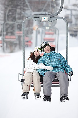 포토 JPG 나무 식물 해외기획촬영 라이프스타일 커플 계절 여자 남자 행복 스포츠 여행 포즈 겨울 스포츠시설 2010년일본 모션 자연 레저 겨울스포츠 스키장 사랑 미소 웃음 사람 앉기 동양인 20대 성인 두명 라이프 레포츠 일본 다정 한국인 일본여행 스키복 리프트 청년만 성인만 국내포토 옷 감정 아시아 해외여행 컨셉 관계 스키 표정 인종 청년 생활 시설 생태계 파일형식