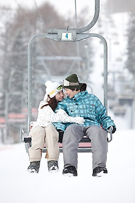 포토 JPG 나무 식물 해외기획촬영 라이프스타일 커플 계절 여자 남자 행복 스포츠 여행 포즈 겨울 스포츠시설 2010년일본 모션 자연 레저 겨울스포츠 스키장 사랑 미소 웃음 사람 앉기 동양인 20대 성인 두명 라이프 레포츠 일본 다정 한국인 일본여행 스키복 리프트 청년만 성인만 국내포토 옷 감정 아시아 해외여행 컨셉 관계 스키 표정 인종 청년 생활 시설 생태계 파일형식