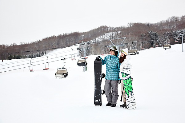 포토 JPG 나무 식물 해외기획촬영 라이프스타일 커플 계절 여자 남자 행복 스포츠용품 스포츠 여행 포즈 겨울 스포츠시설 2010년일본 모션 자연 레저 겨울스포츠 스키장 고글 사랑 서기 미소 웃음 사람 동양인 20대 성인 두명 라이프 레포츠 설원 일본 다정 장비 한국인 스노우보드 보드 일본여행 레포츠용품 스키복 보드장비 청년만 성인만 국내포토 옷 감정 아시아 해외여행 컨셉 관계 스키 눈_날씨 표정 인종 청년 생활 보드_스포츠 오브젝트 시설 생태계 파일형식