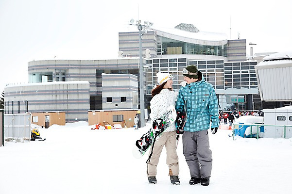 포토 JPG 해외기획촬영 라이프스타일 커플 계절 여자 남자 행복 스포츠용품 스포츠 여행 포즈 겨울 스포츠시설 2010년일본 모션 자연 레저 겨울스포츠 스키장 사랑 미소 웃음 사람 동양인 20대 성인 두명 건물 라이프 레포츠 설원 일본 다정 장비 한국인 스노우보드 보드 일본여행 레포츠용품 스키복 보드장비 청년만 성인만 국내포토 건축물 옷 감정 아시아 해외여행 컨셉 관계 스키 눈_날씨 표정 인종 청년 생활 보드_스포츠 오브젝트 시설 생태계 파일형식