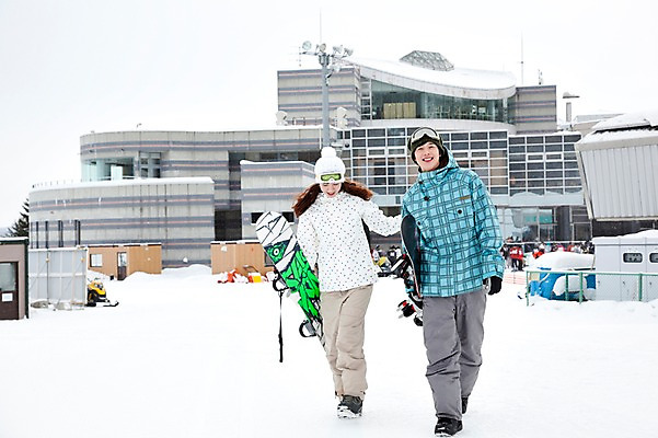 포토 JPG 해외기획촬영 라이프스타일 커플 계절 여자 남자 행복 스포츠용품 스포츠 여행 포즈 겨울 스포츠시설 2010년일본 모션 자연 레저 겨울스포츠 스키장 사랑 미소 웃음 사람 동양인 20대 성인 두명 건물 라이프 레포츠 설원 일본 다정 장비 한국인 스노우보드 보드 일본여행 레포츠용품 스키복 보드장비 청년만 성인만 국내포토 건축물 옷 감정 아시아 해외여행 컨셉 관계 스키 눈_날씨 표정 인종 청년 생활 보드_스포츠 오브젝트 시설 생태계 파일형식