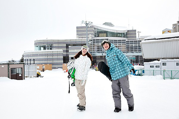 포토 JPG 해외기획촬영 라이프스타일 커플 계절 여자 남자 행복 스포츠용품 스포츠 여행 포즈 겨울 스포츠시설 2010년일본 모션 자연 레저 겨울스포츠 스키장 고글 사랑 미소 웃음 사람 동양인 20대 성인 두명 건물 라이프 레포츠 설원 일본 다정 장비 한국인 스노우보드 보드 일본여행 레포츠용품 스키복 보드장비 청년만 성인만 국내포토 건축물 옷 감정 아시아 해외여행 컨셉 관계 스키 눈_날씨 표정 인종 청년 생활 보드_스포츠 오브젝트 시설 생태계 파일형식