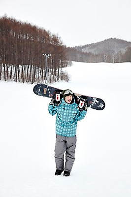 포토 JPG 나무 식물 해외기획촬영 라이프스타일 계절 남자 스포츠용품 스포츠 여행 포즈 겨울 스포츠시설 2010년일본 모션 자연 레저 겨울스포츠 스키장 한명 서기 미소 웃음 사람 동양인 20대 성인 라이프 레포츠 설원 일본 장비 한국인 스노우보드 보드 일본여행 레포츠용품 스키복 보드장비 남자만 성인남자만 청년만 청년남자만 성인만 국내포토 1 옷 아시아 해외여행 스키 눈_날씨 표정 인종 청년 생활 보드_스포츠 오브젝트 시설 생태계 파일형식