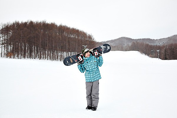 포토 JPG 나무 식물 해외기획촬영 라이프스타일 계절 남자 스포츠용품 스포츠 여행 포즈 겨울 스포츠시설 2010년일본 모션 자연 레저 겨울스포츠 스키장 한명 서기 미소 웃음 사람 동양인 20대 성인 라이프 레포츠 설원 일본 장비 한국인 스노우보드 보드 일본여행 레포츠용품 스키복 보드장비 남자만 성인남자만 청년만 청년남자만 성인만 국내포토 1 옷 아시아 해외여행 스키 눈_날씨 표정 인종 청년 생활 보드_스포츠 오브젝트 시설 생태계 파일형식