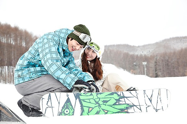 포토 JPG 나무 식물 해외기획촬영 라이프스타일 커플 계절 여자 남자 행복 스포츠용품 스포츠 여행 포즈 겨울 스포츠시설 2010년일본 모션 자연 레저 겨울스포츠 스키장 사랑 미소 웃음 사람 앉기 동양인 20대 성인 두명 라이프 레포츠 설원 일본 다정 장비 한국인 도움 스노우보드 보드 일본여행 레포츠용품 스키복 보드장비 청년만 성인만 국내포토 옷 감정 아시아 해외여행 컨셉 관계 스키 눈_날씨 표정 인종 청년 생활 보드_스포츠 오브젝트 시설 생태계 파일형식