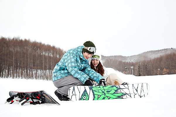 포토 JPG 나무 식물 해외기획촬영 라이프스타일 커플 계절 여자 남자 행복 스포츠용품 스포츠 여행 포즈 겨울 스포츠시설 2010년일본 모션 자연 레저 겨울스포츠 스키장 사랑 미소 웃음 사람 앉기 동양인 20대 성인 두명 라이프 레포츠 설원 일본 다정 장비 한국인 도움 스노우보드 보드 일본여행 레포츠용품 스키복 보드장비 청년만 성인만 국내포토 옷 감정 아시아 해외여행 컨셉 관계 스키 눈_날씨 표정 인종 청년 생활 보드_스포츠 오브젝트 시설 생태계 파일형식
